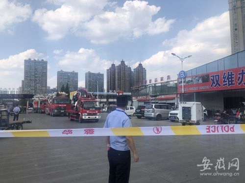 合肥一建材家具市場商鋪起火追蹤 起火建筑被燒塌 明火已被撲滅